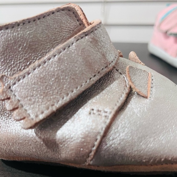 EZ PZ Easy Peasy Silver Cat Booties - Picture 3 of 4